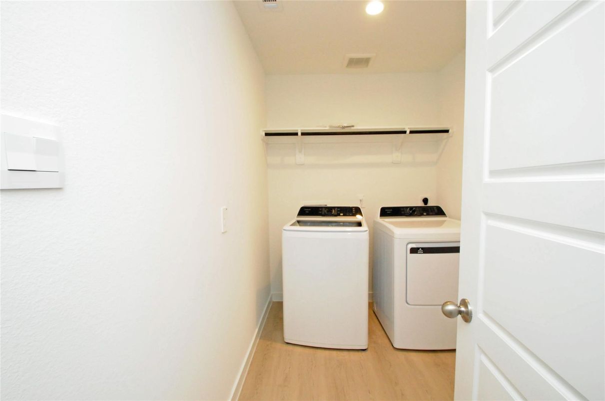 Interior, Recessed Lighting, Washer, Wood Texture Flooring