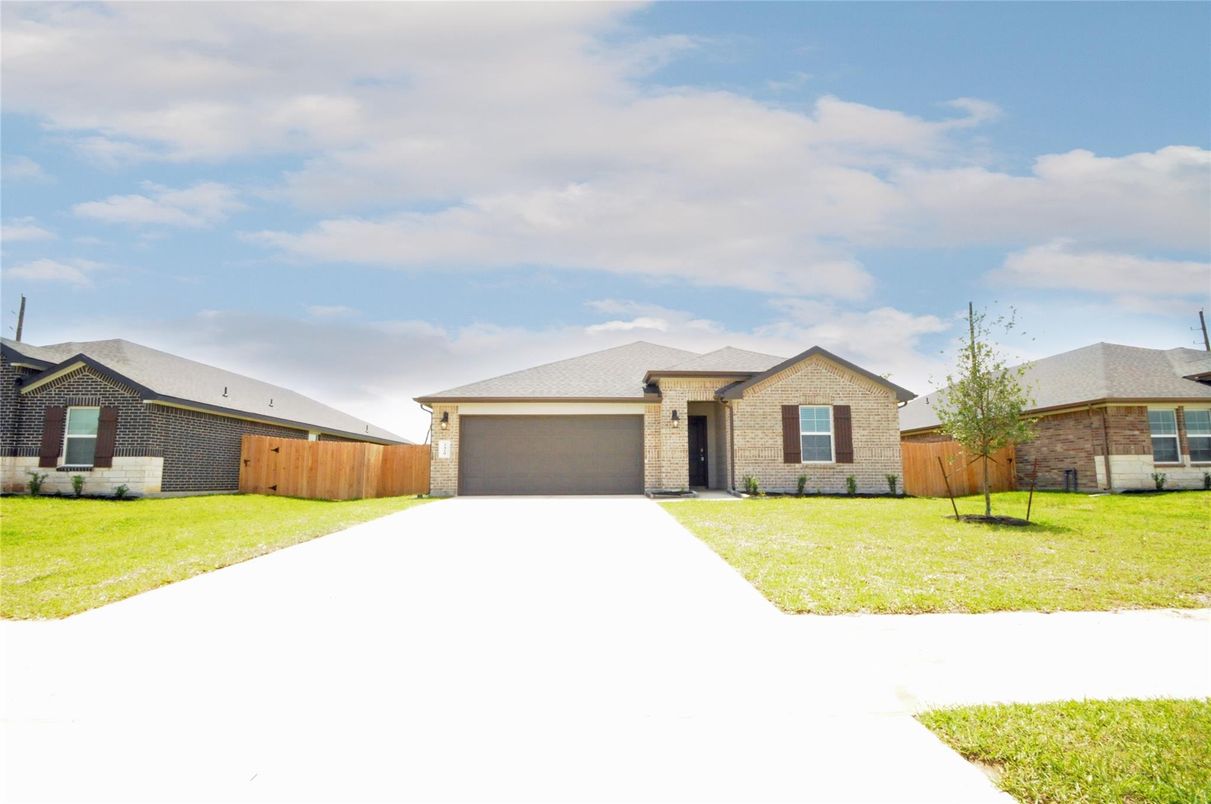 Attached, Backyard, Exterior, Facade, Brick Facade, Ranch