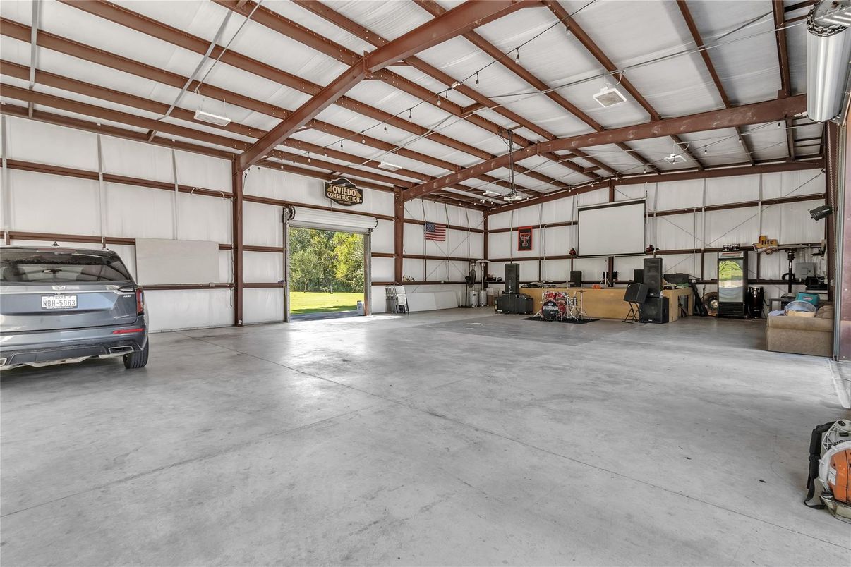 Garage, Interior, Wooden Beams