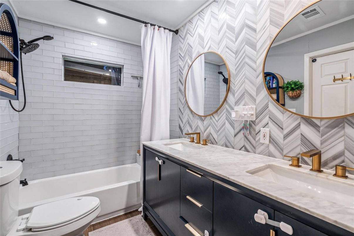 Bathroom, Dual Sink Vanities, Interior, Recessed Lighting