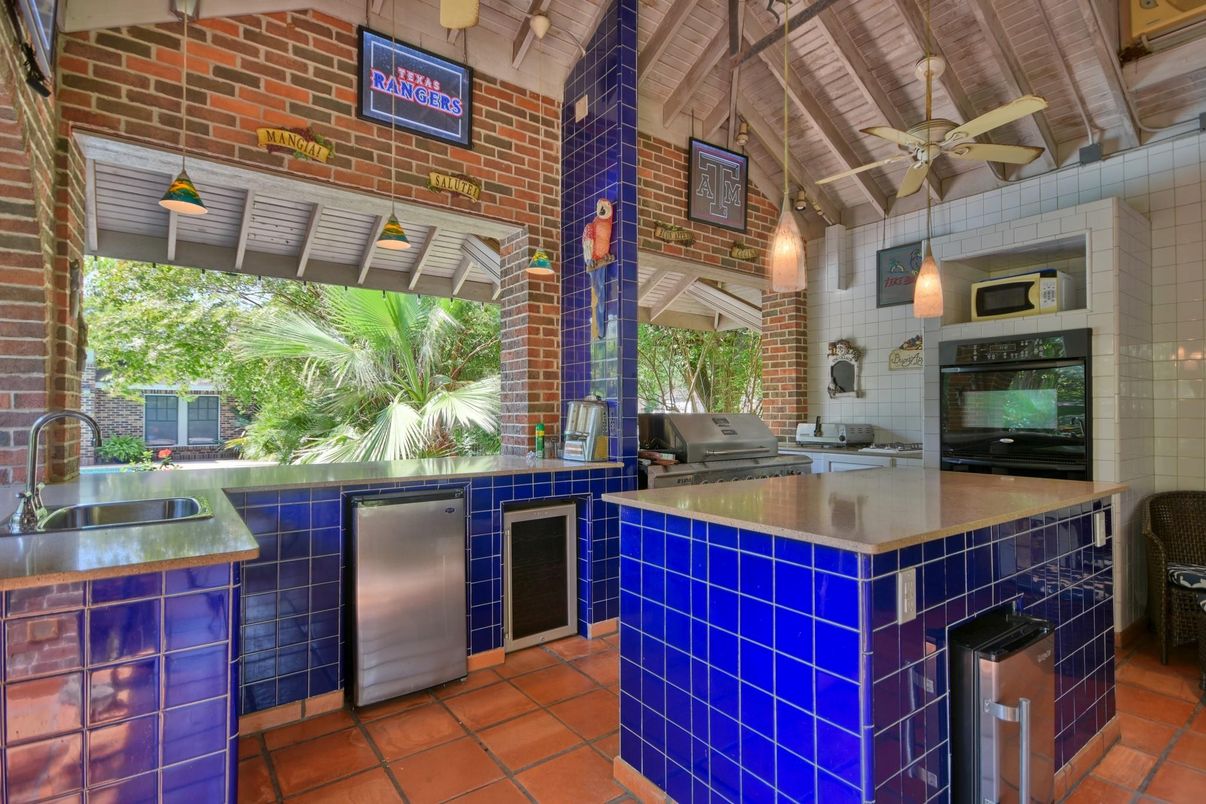 Exterior, Outdoor Kitchen