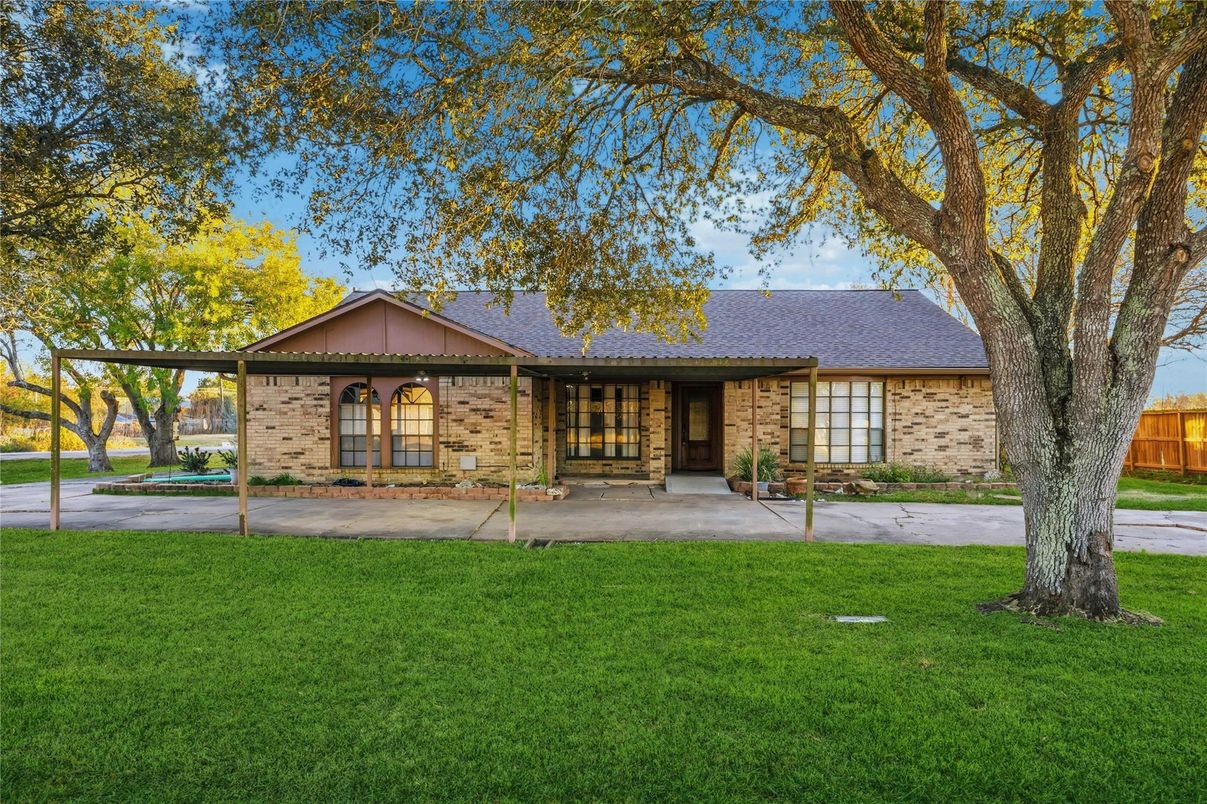 Backyard, Exterior, Facade, Ranch