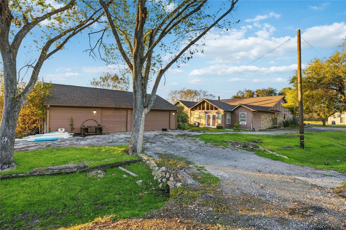 Backyard, Detached Garage, Exterior