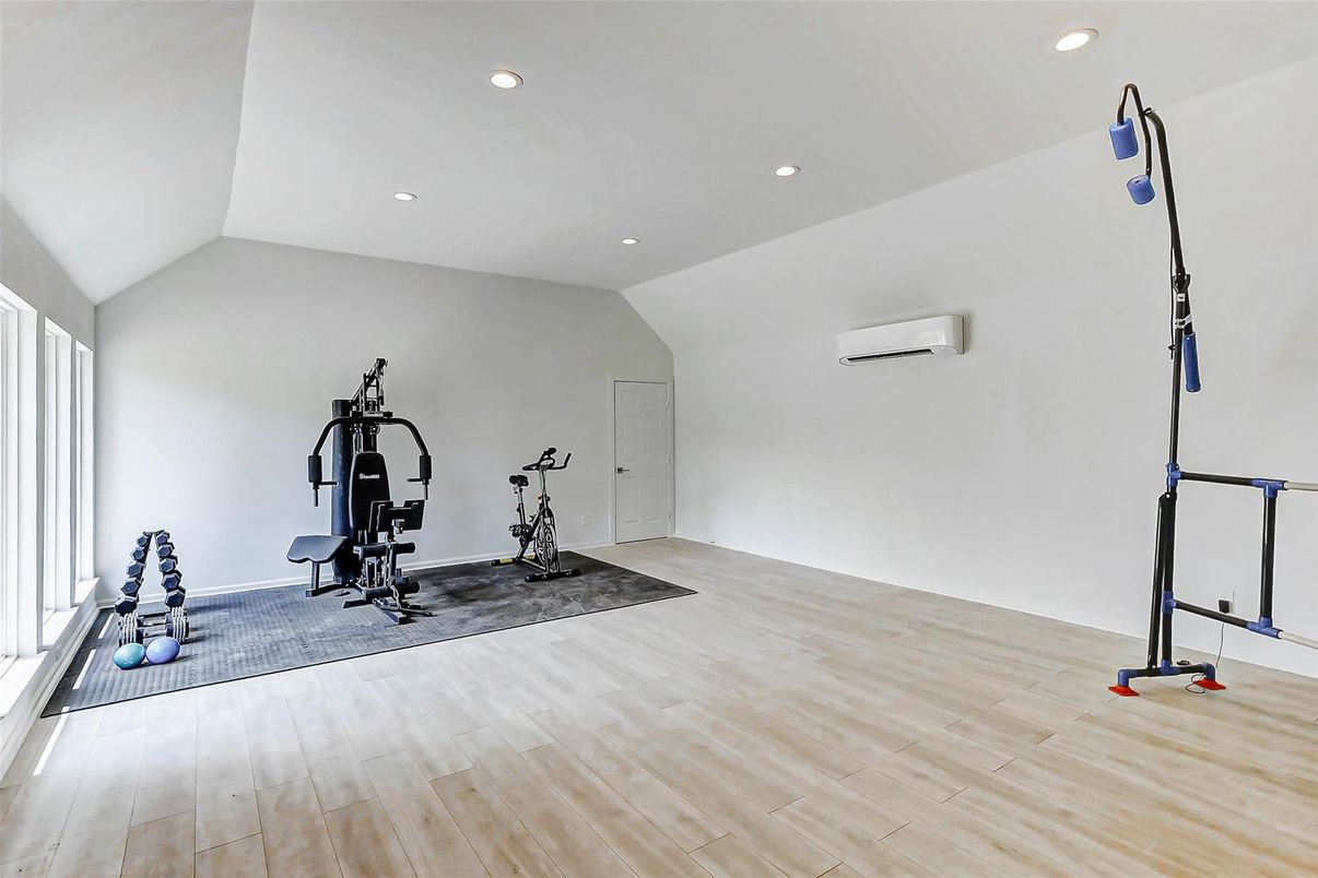 Fitness Equipment, Interior, Recessed Lighting, Wood Texture Flooring