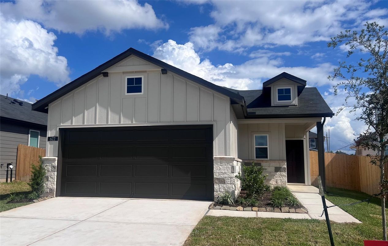 Attached, Exterior, Facade, American Craftsman