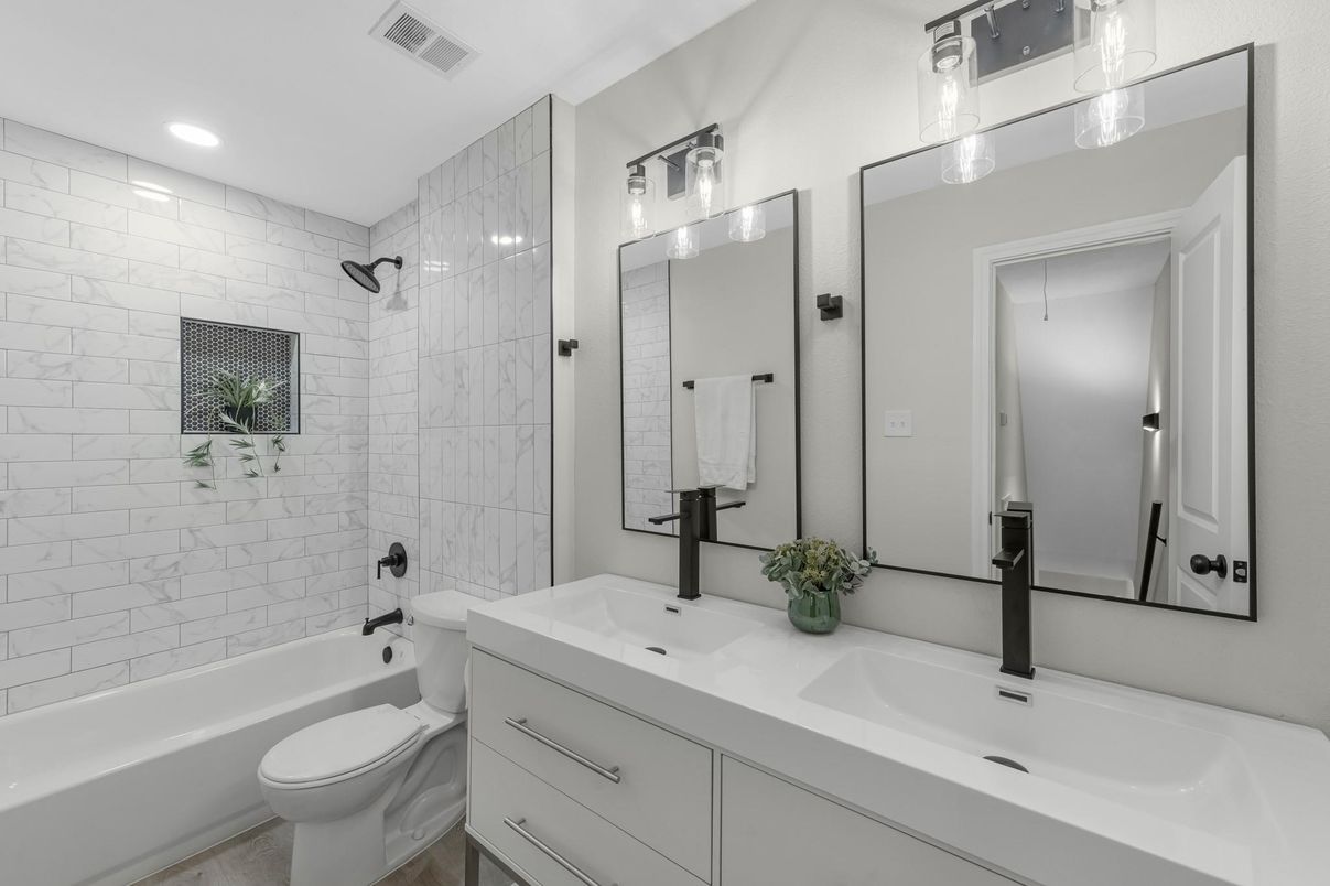 Bathroom, Dual Sink Vanities, Interior, Recessed Lighting