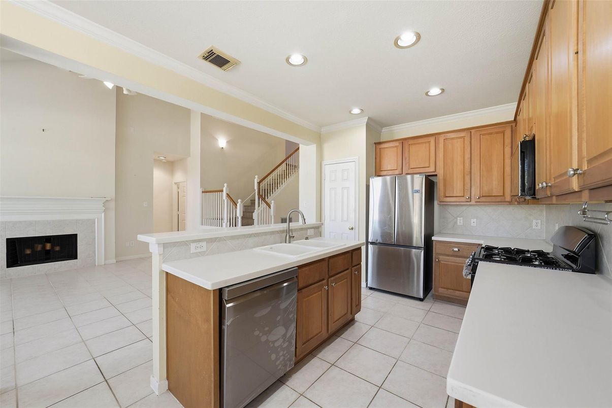 Fireplace, Interior, Kitchen, Recessed Lighting
