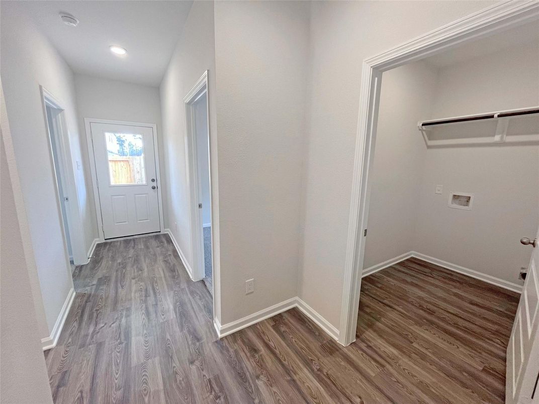 Interior, Recessed Lighting, Wood Texture Flooring