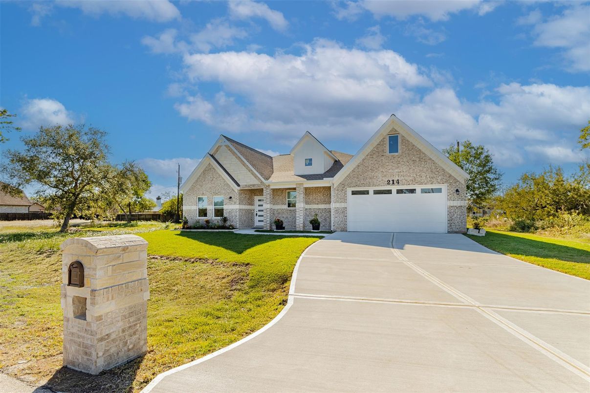 Attached, Exterior, Facade, Brick Traditional
