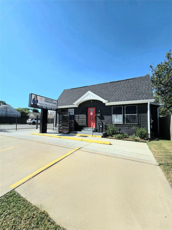 Exterior, Facade, Ranch