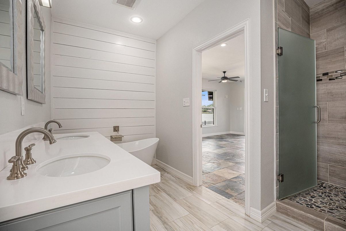 Bathroom, Dual Sink Vanities, Interior, Recessed Lighting