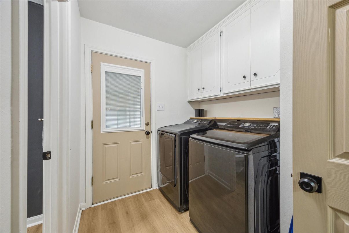 Interior, Washer, Wood Texture Flooring