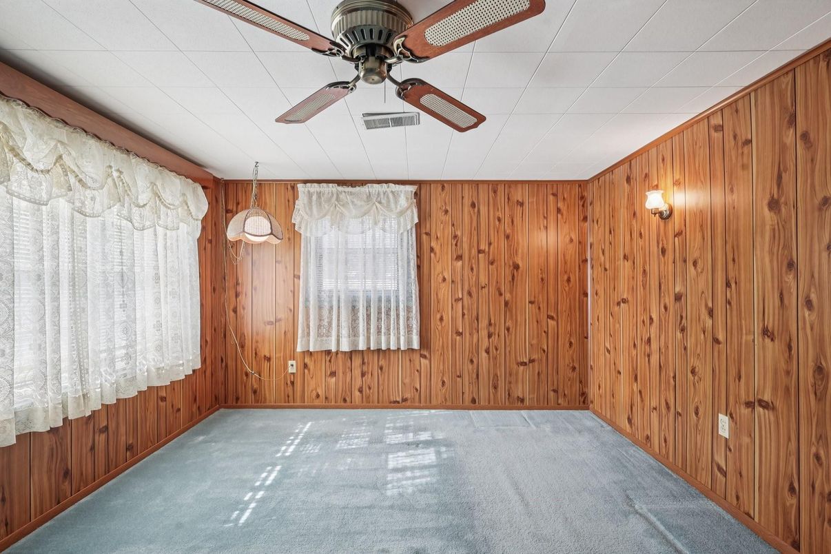 Empty room, Interior, Pendant Lights, Wooden Walls