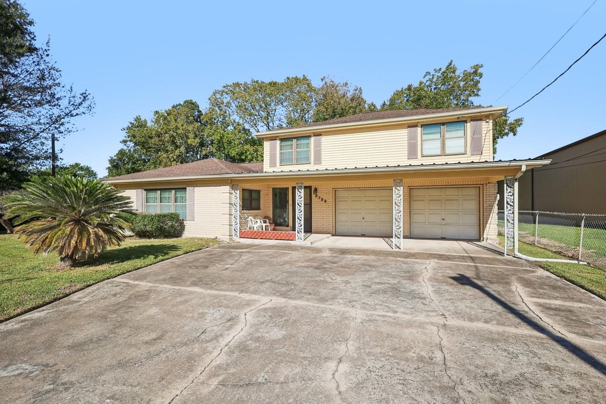 Attached, Exterior, Facade, Split Level