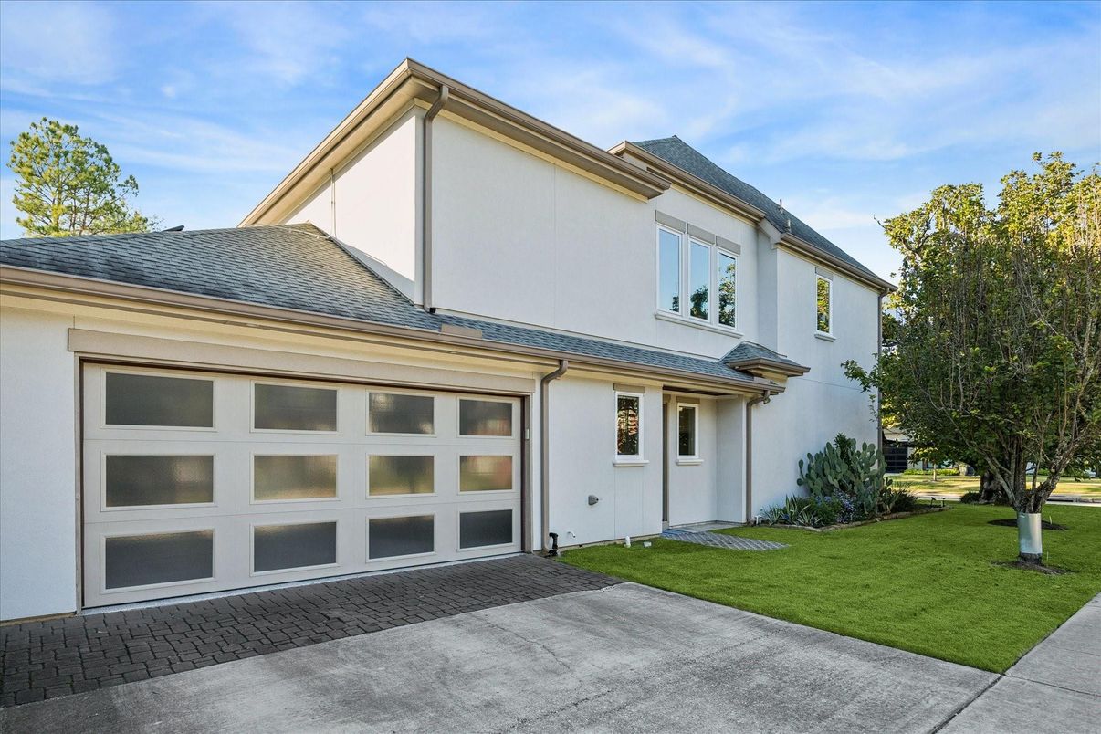 Attached, Exterior, Facade, Mediterranean