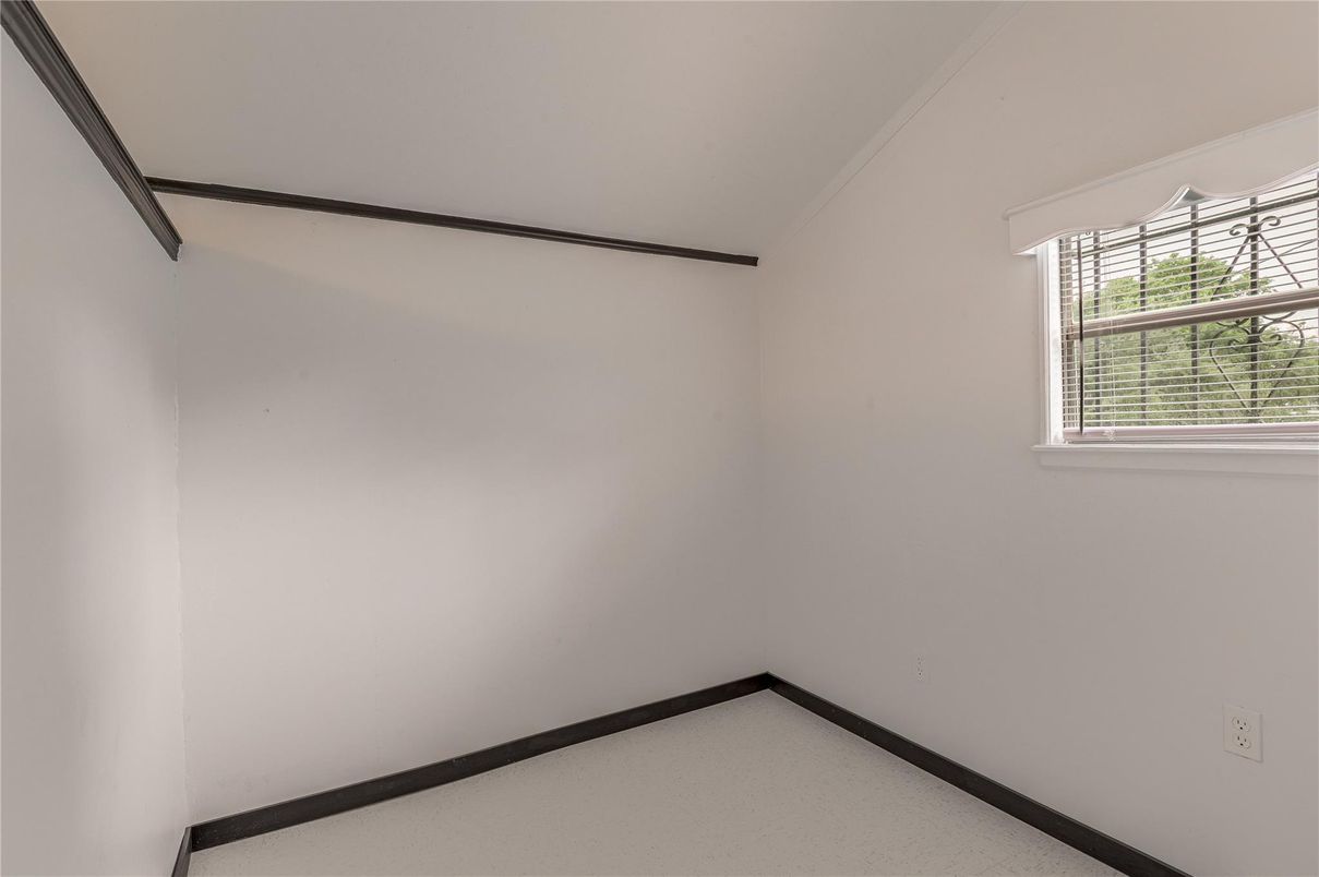 Empty room, Interior