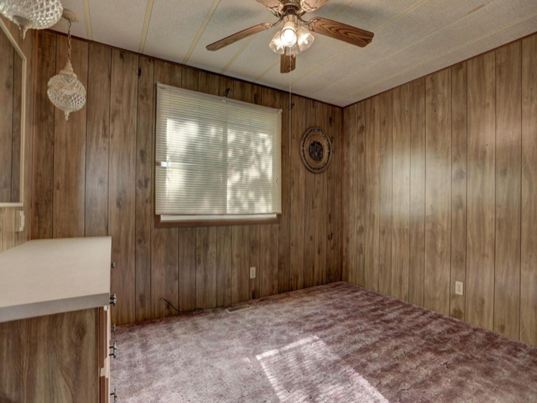 Empty room, Interior, Pendant Lights, Wooden Walls