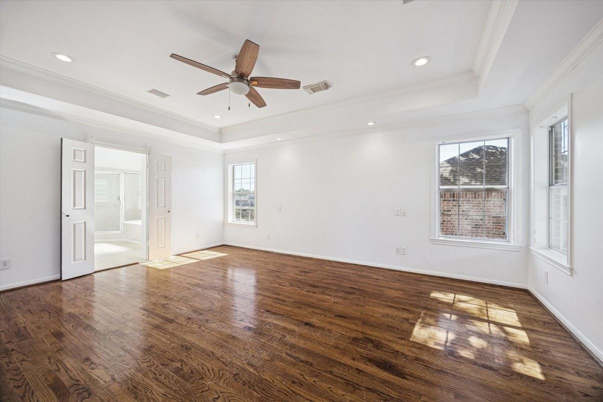 Empty room, Interior, Recessed Lighting, Wood Texture Flooring