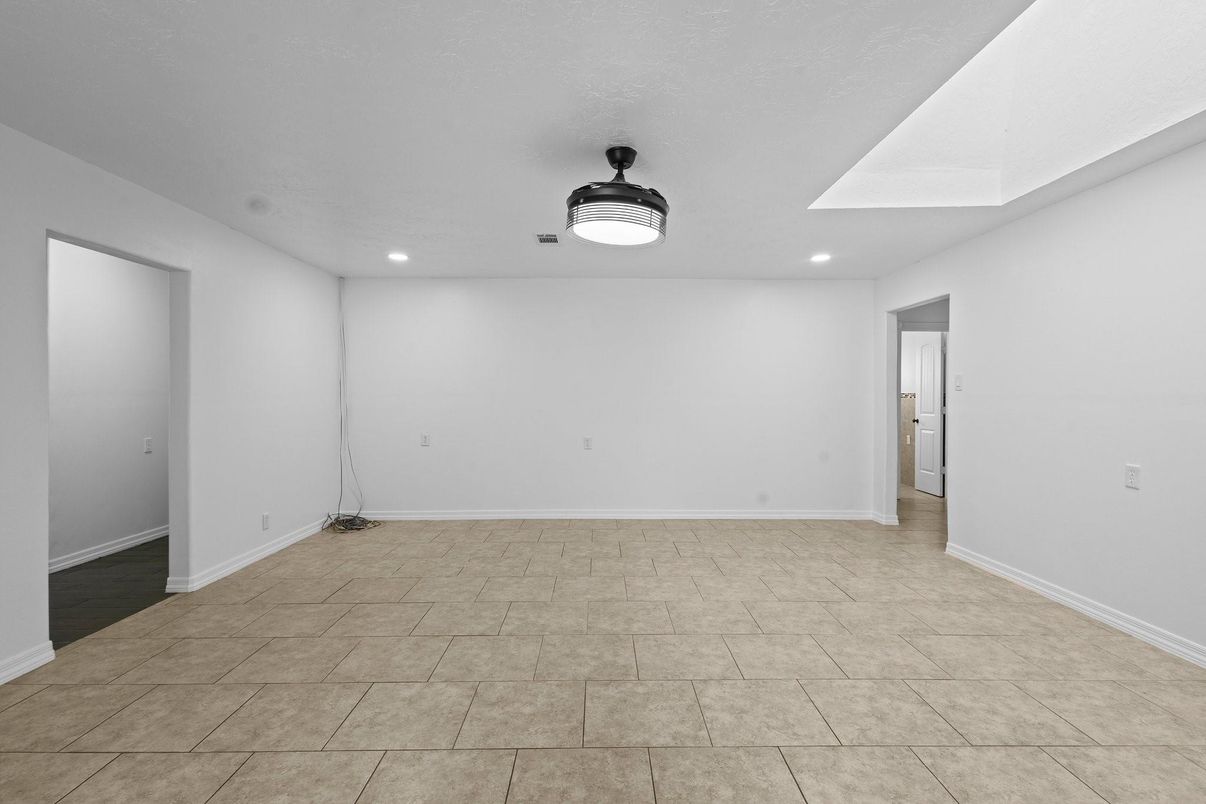 Empty room, Interior, Recessed Lighting