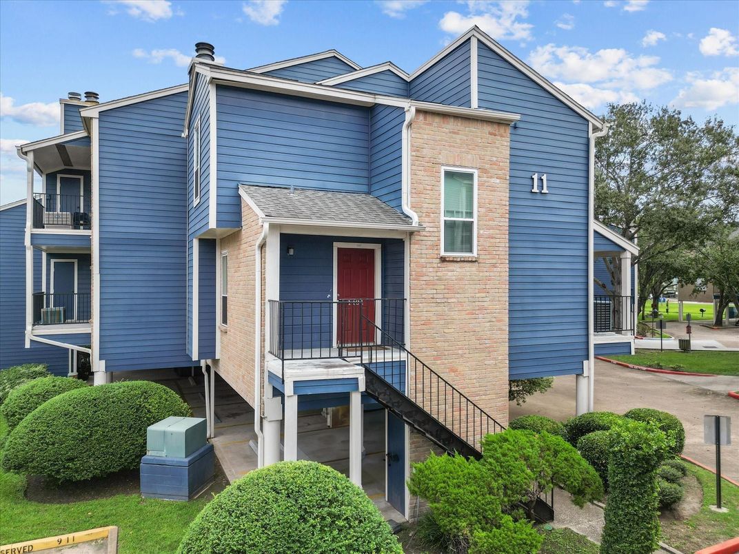 Exterior, Facade, Brick Facade, Rowhouse