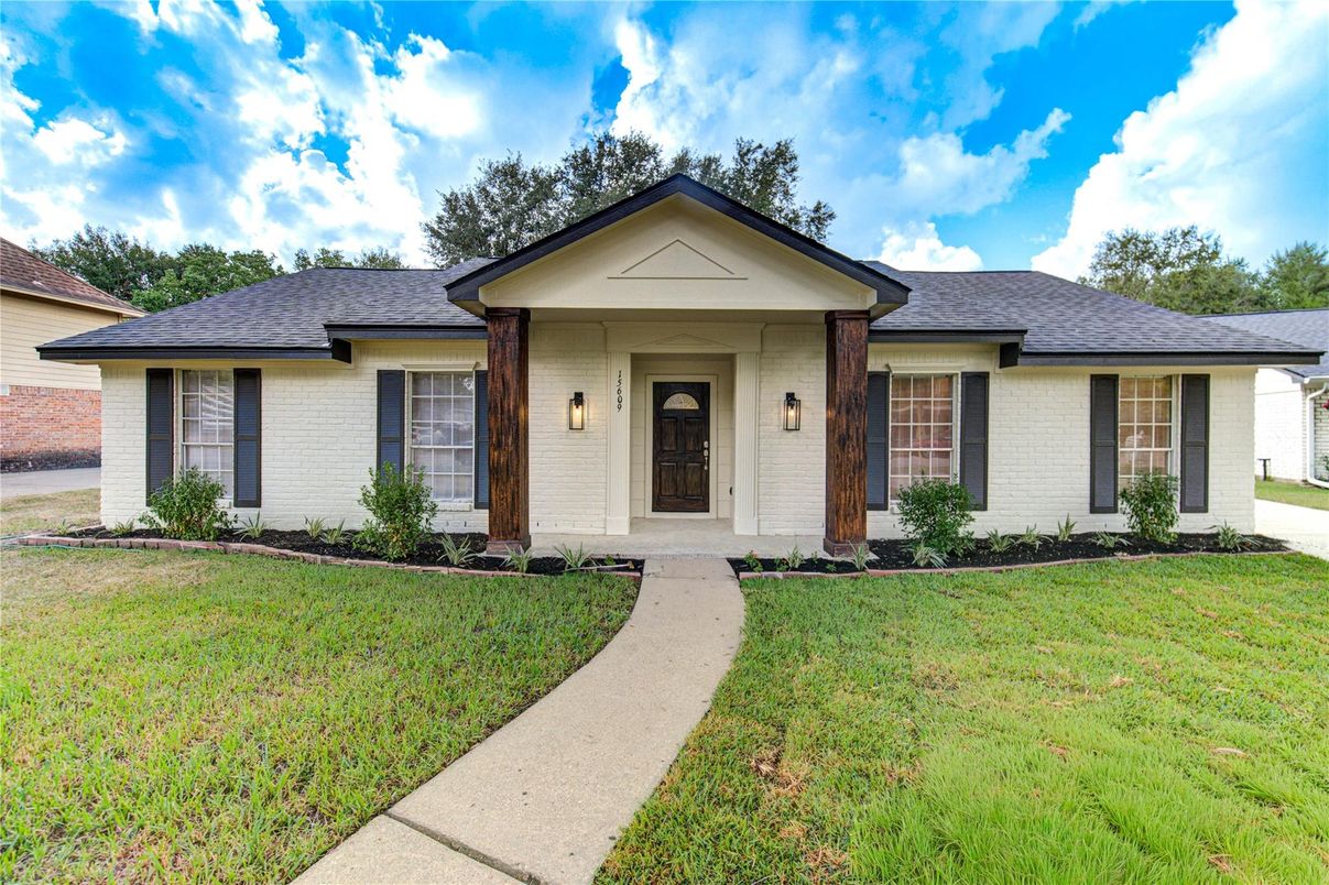 Exterior, Facade, Brick Facade, Ranch