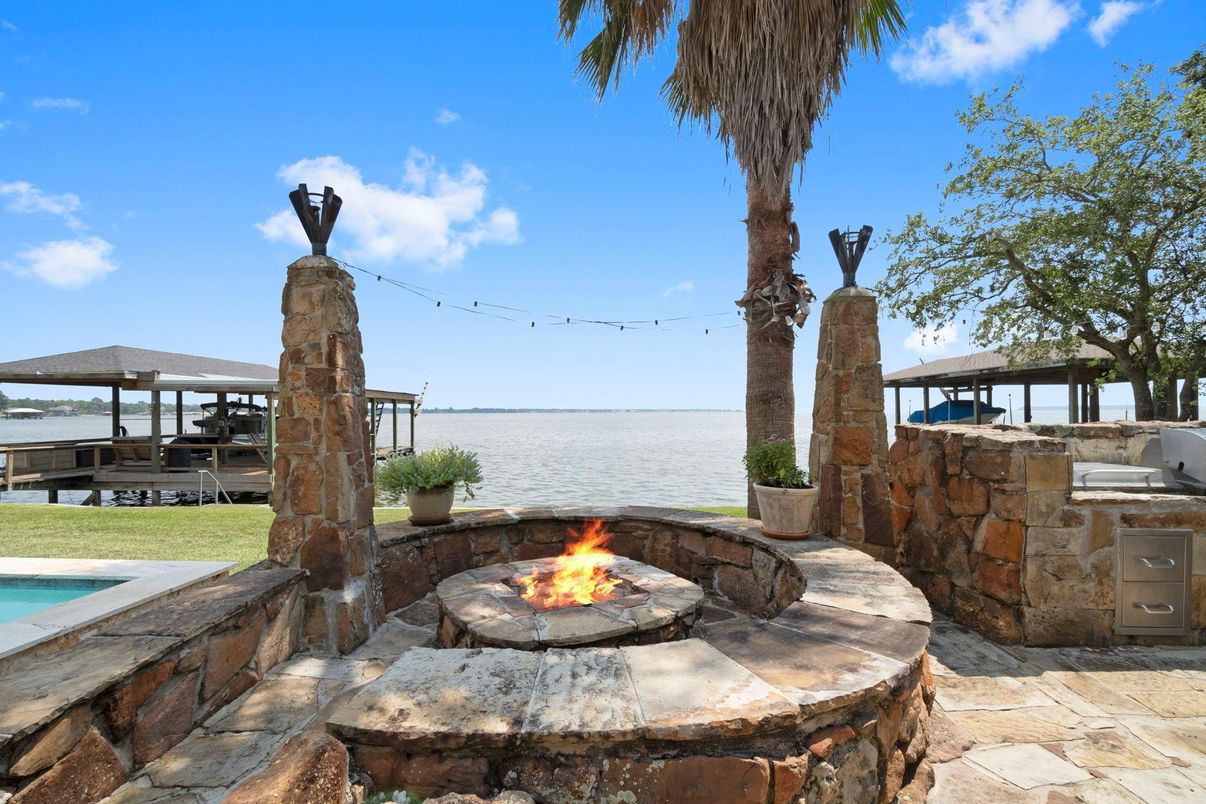 Exterior, Outdoor Kitchen, Pool, Water