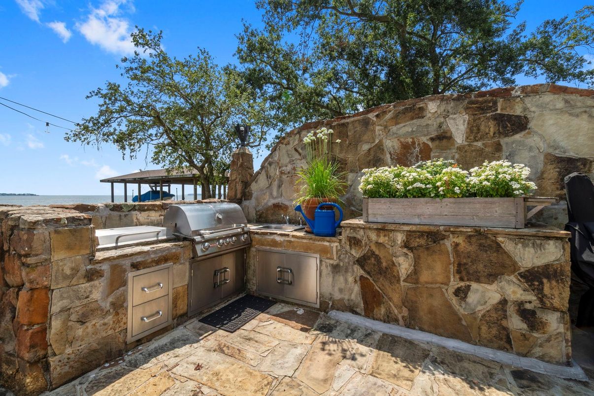 Exterior, Outdoor Kitchen, Water