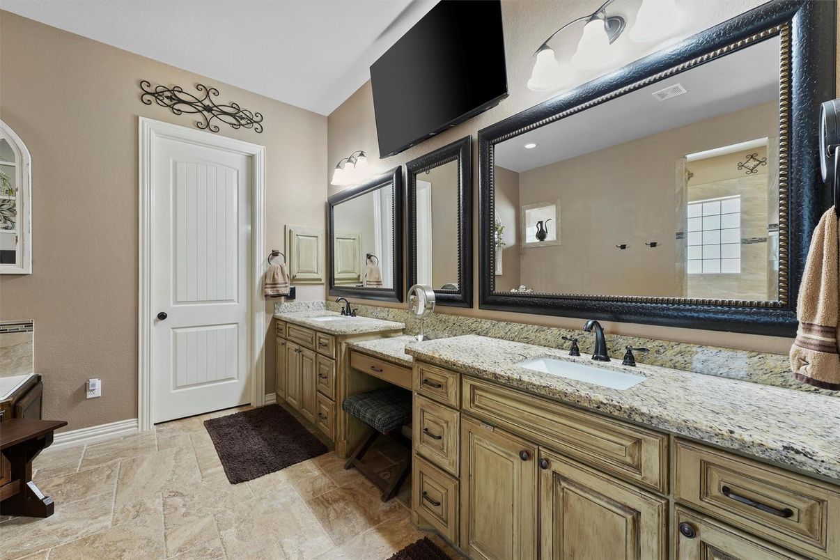Bathroom, Dual Sink Vanities, Interior, Recessed Lighting
