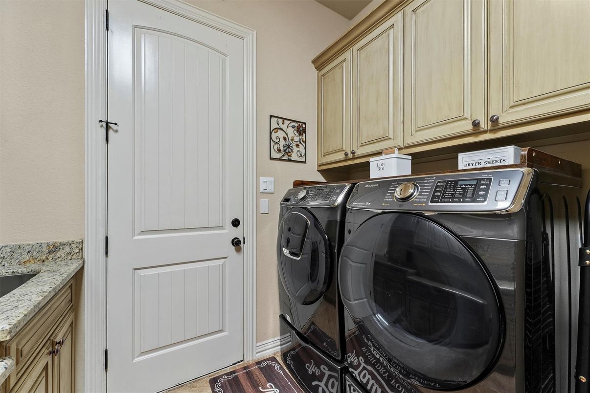 Interior, Washer, Wood Texture Flooring