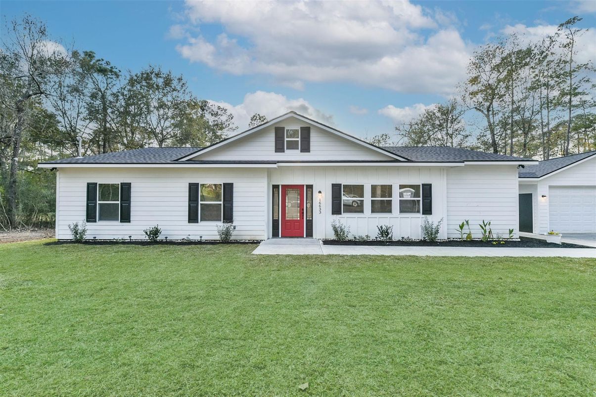 Attached, Exterior, Facade, Farmhouse