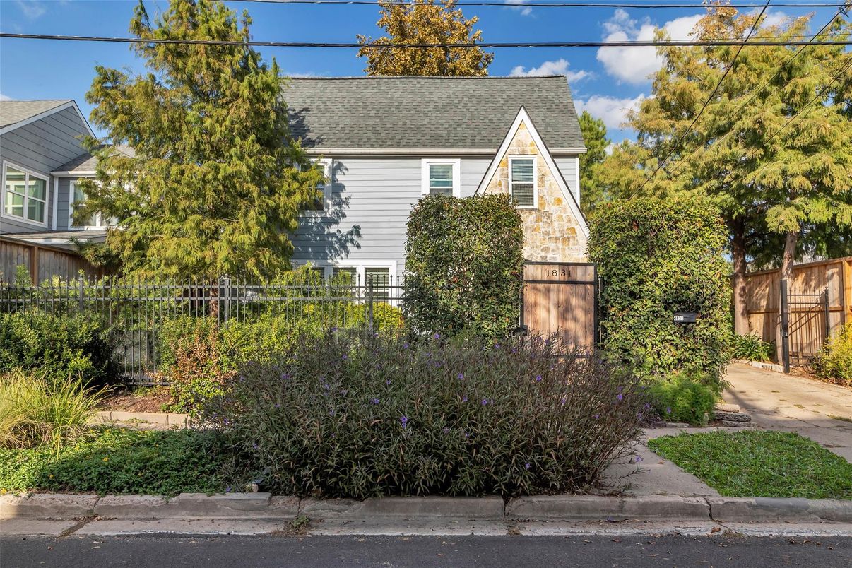 Exterior, Facade, Queen Anne Victorian