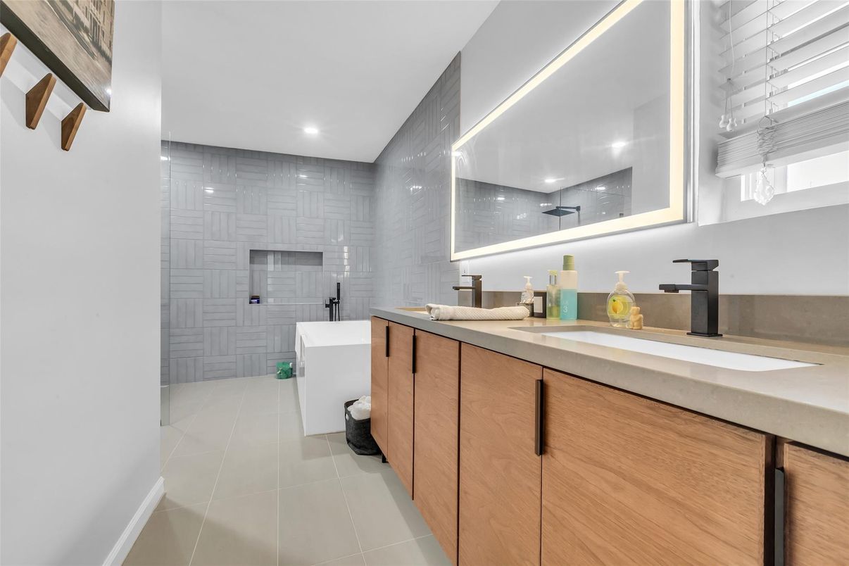 Bathroom, Dual Sink Vanities, Interior, Recessed Lighting