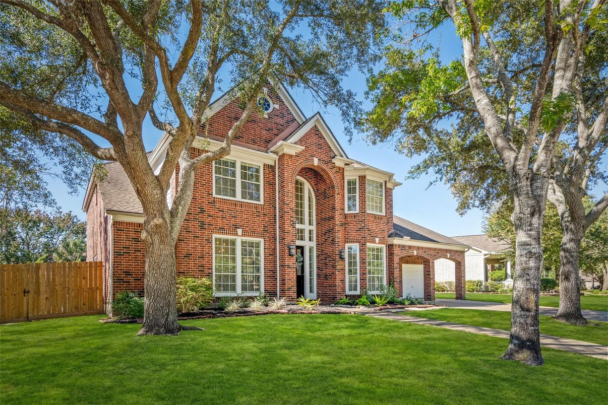 Exterior, Facade, Brick Facade, Brick Traditional