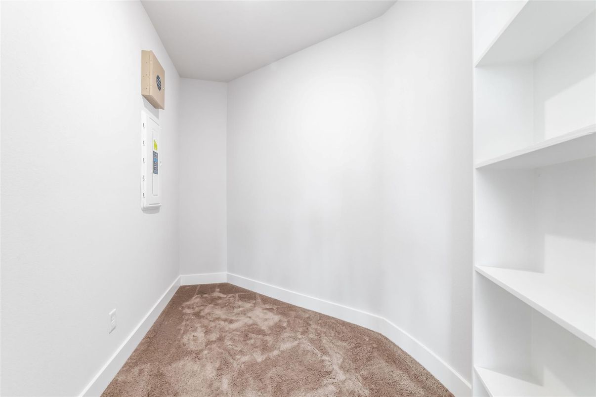 Empty room, Interior