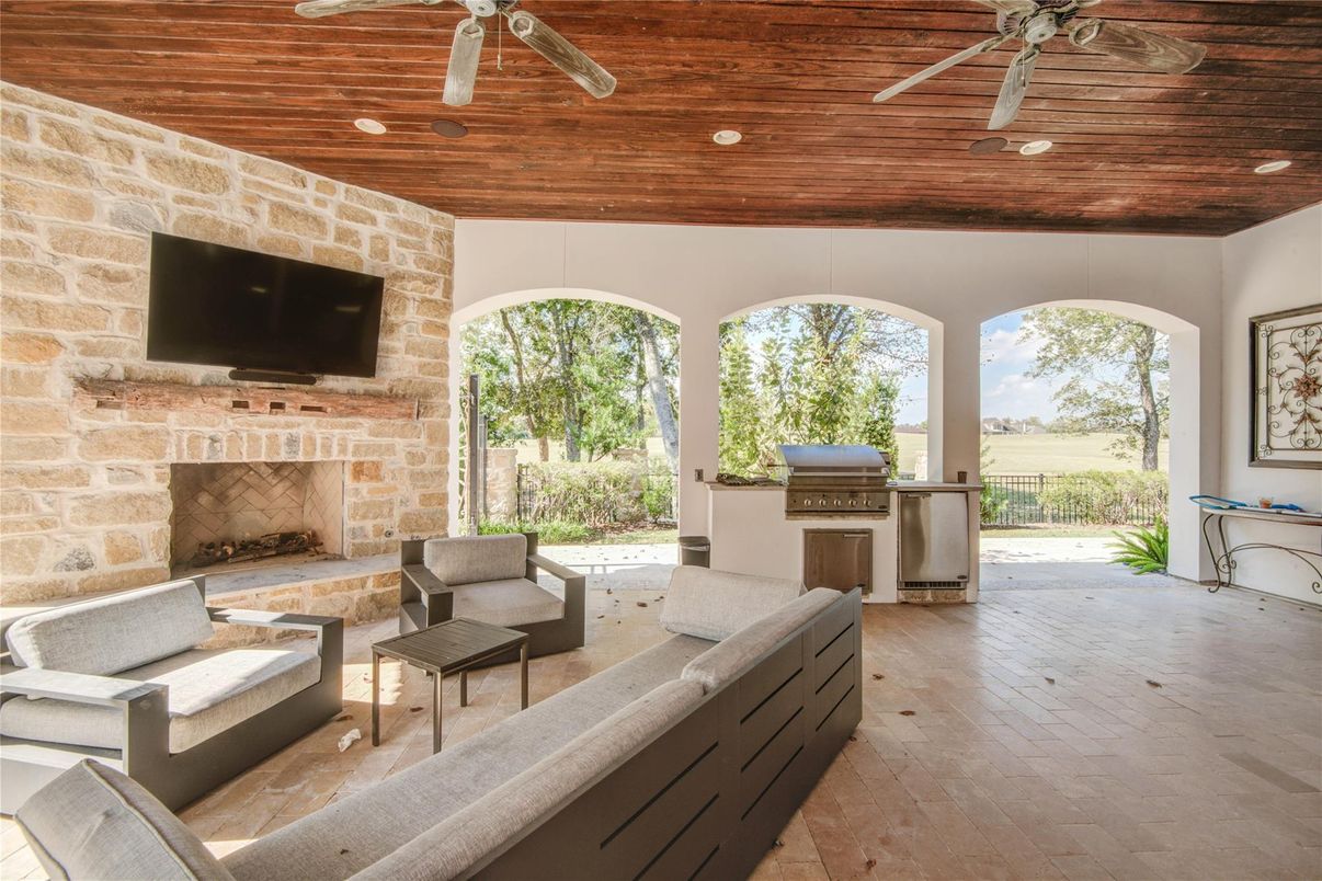 Exterior, Fireplace, Outdoor Kitchen