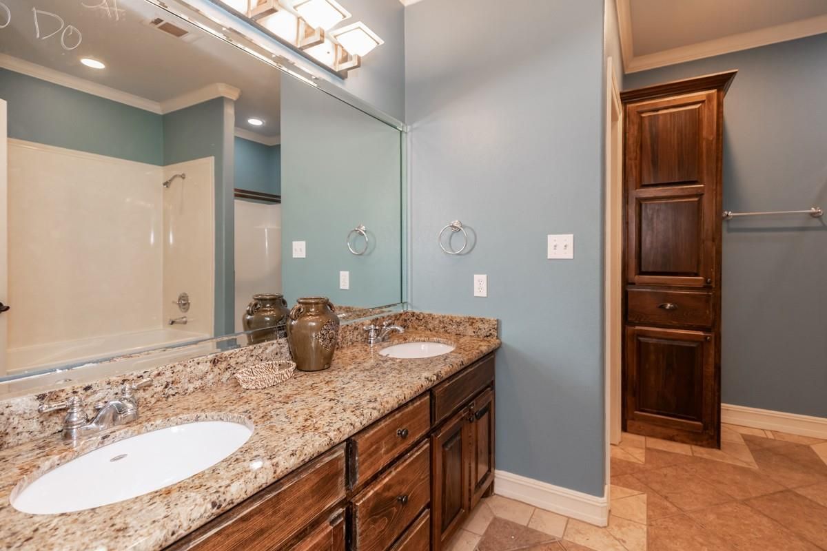 Bathroom, Dual Sink Vanities, Interior, Recessed Lighting