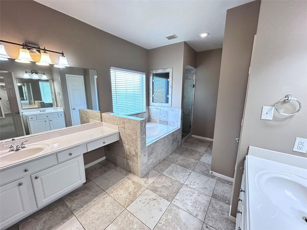 Bathroom, Dual Sink Vanities, Interior, Recessed Lighting