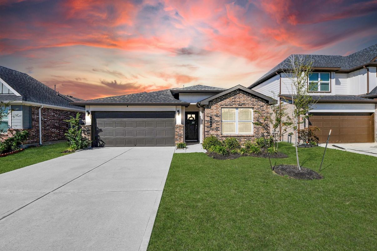 Attached, Exterior, Facade, Mediterranean