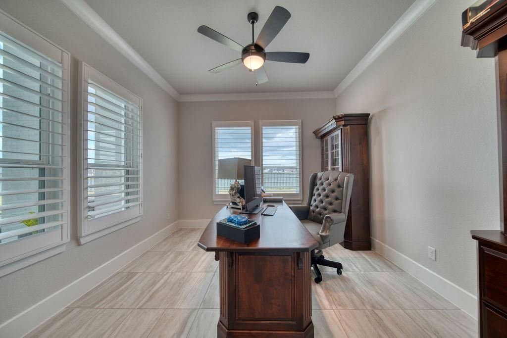 Home Office, Interior