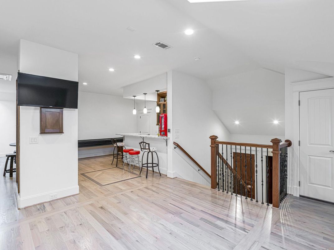 Interior, Pendant Lights, Recessed Lighting, Wood Texture Flooring