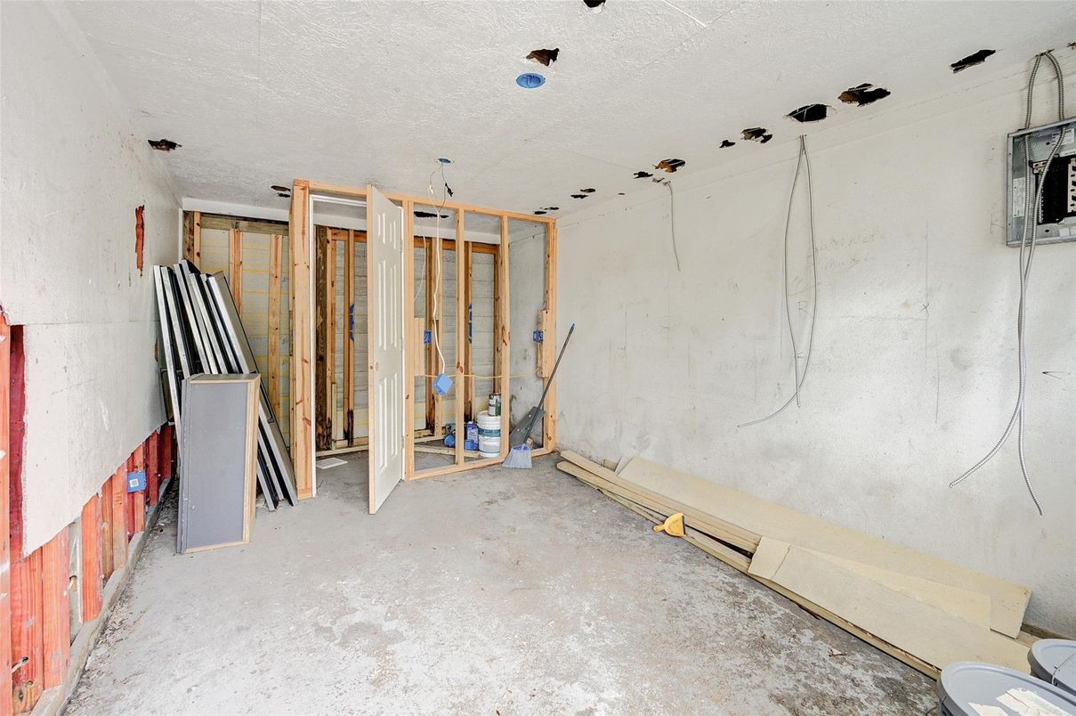 Empty room, Interior