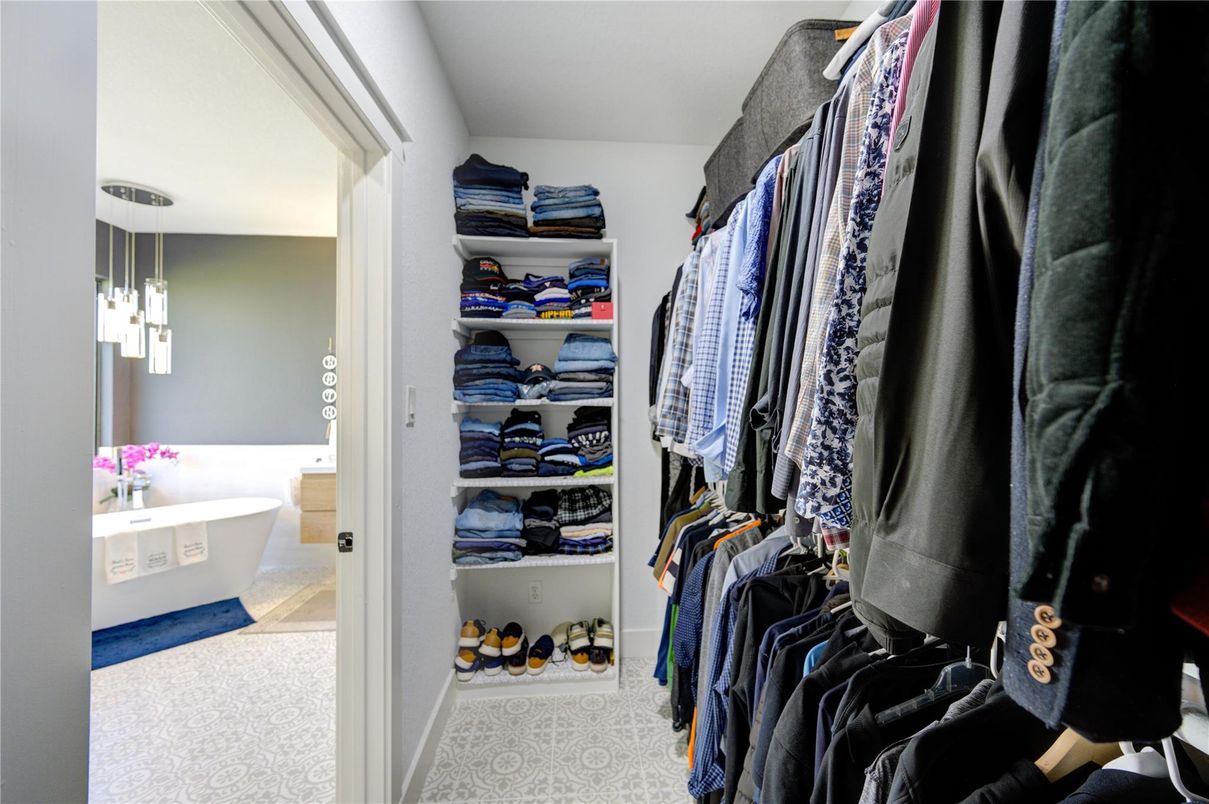 Bathroom, Free Standing Baths, Interior, Pendant Lights, Walk-in Closets