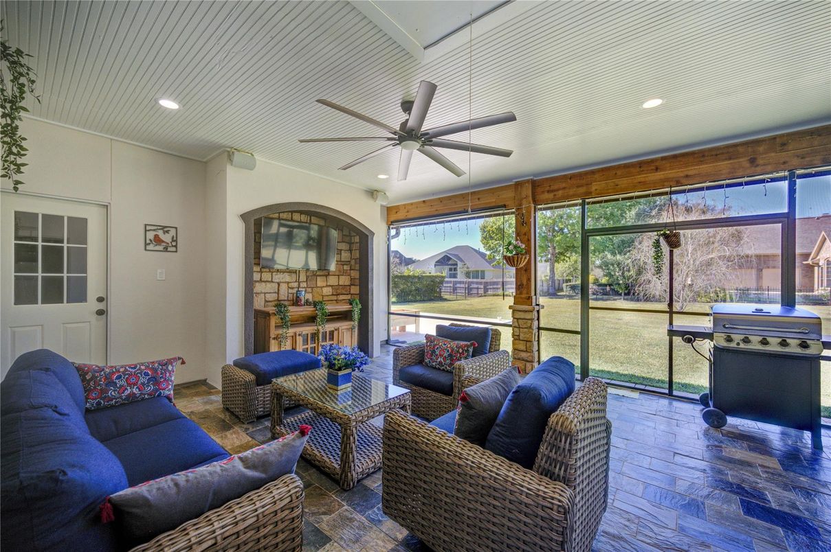 Interior, Living room, Recessed Lighting, Sun Room, Wood Texture Flooring