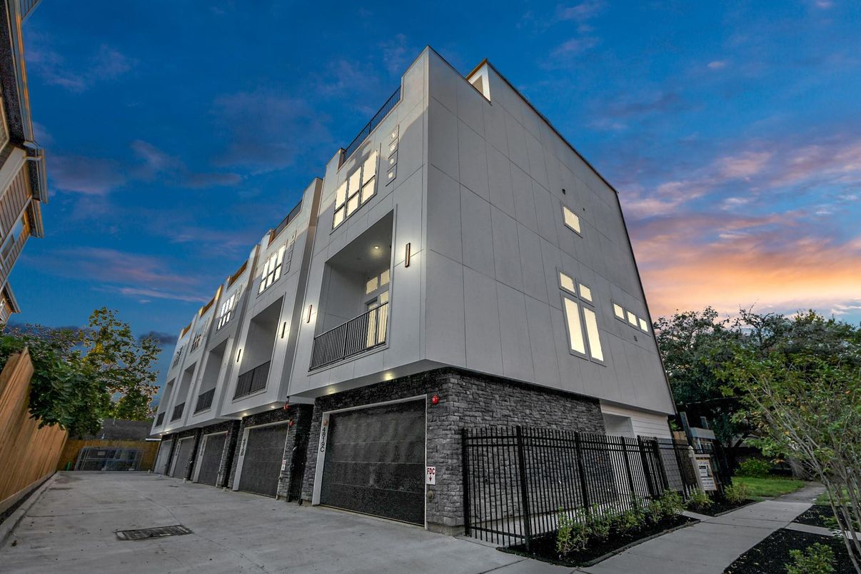 Exterior, Facade, Modern