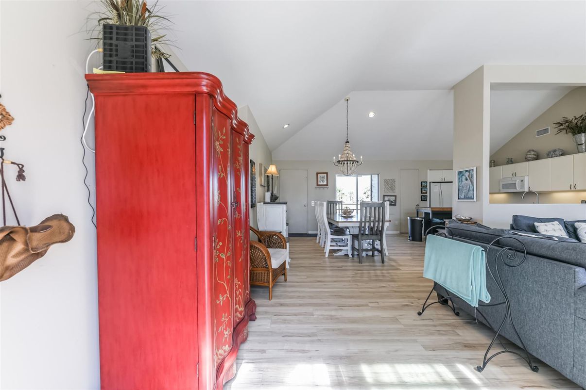 Chandelier, Dining room, Interior, Recessed Lighting, Wood Texture Flooring