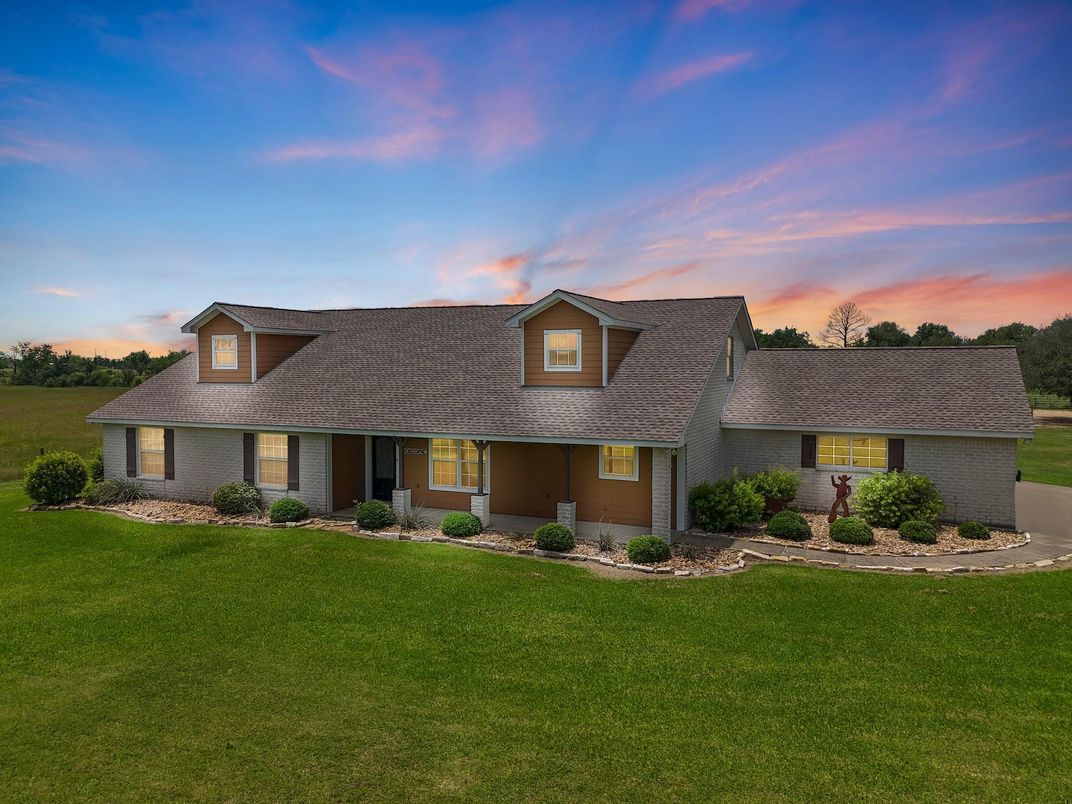 Exterior, Facade, Split Level