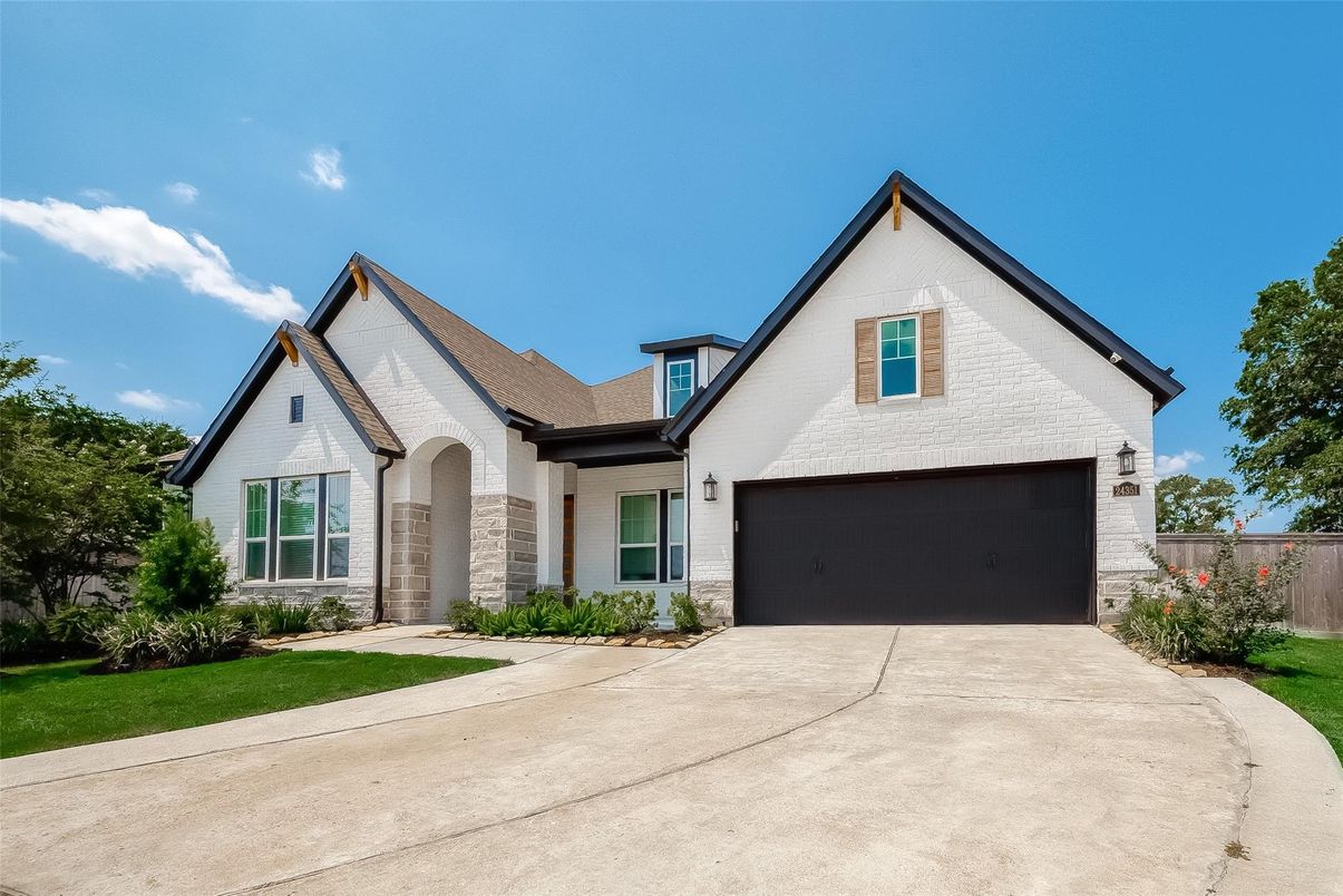 Attached, Exterior, Facade, Farmhouse