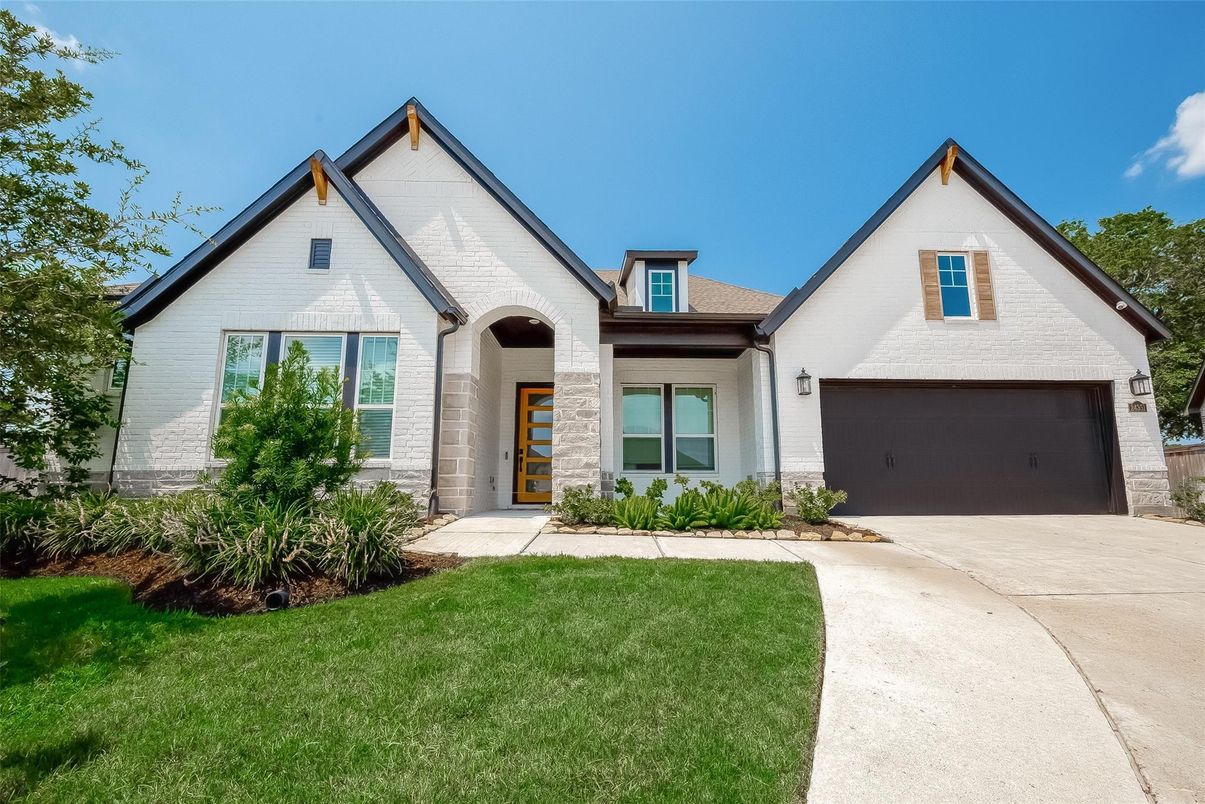 Attached, Exterior, Facade, Farmhouse