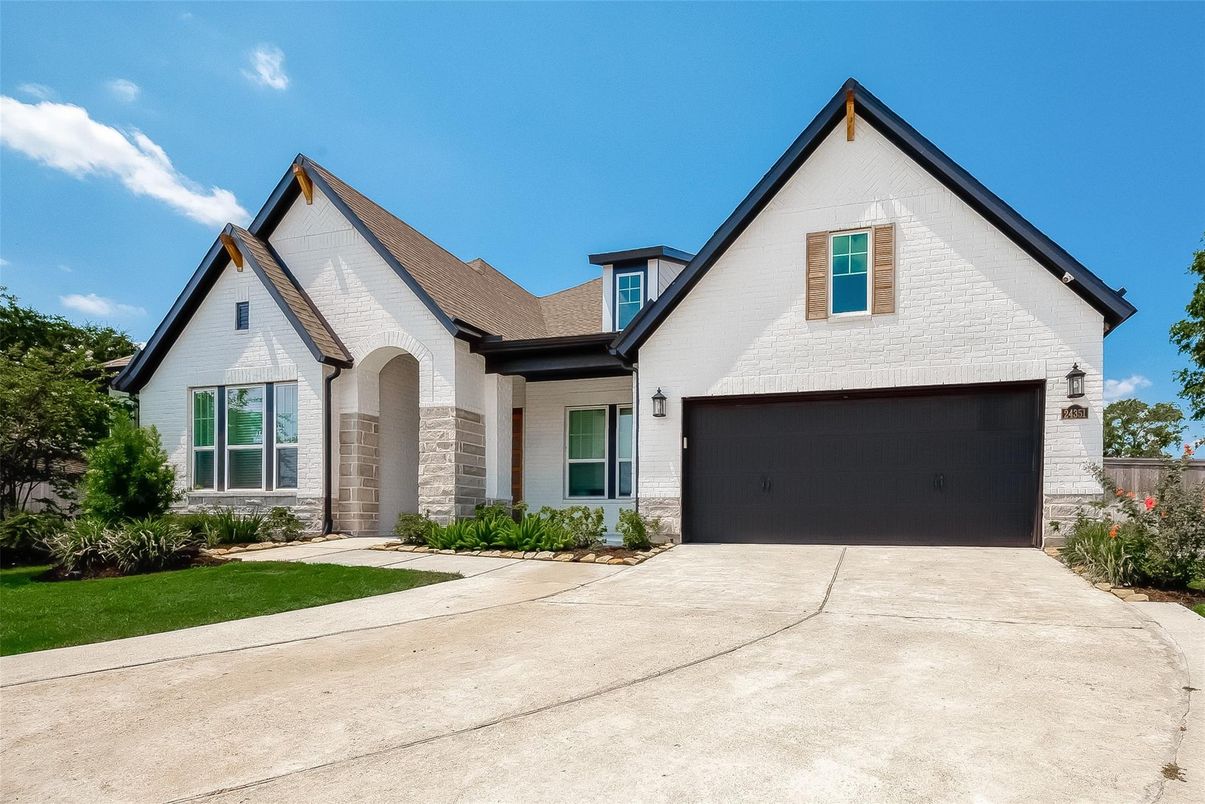 Attached, Exterior, Facade, Farmhouse