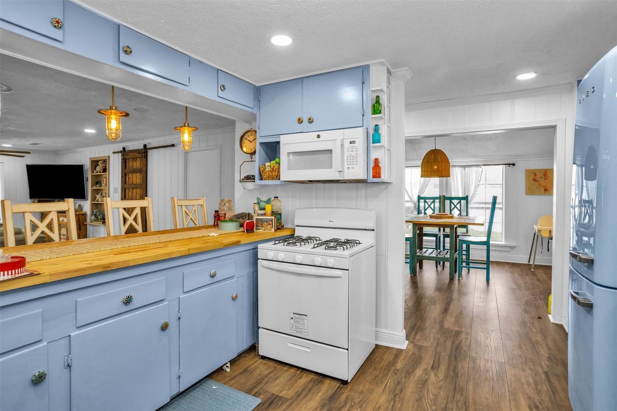 Dining room, Interior, Kitchen, Pendant Lights, Recessed Lighting, Wood Texture Flooring
